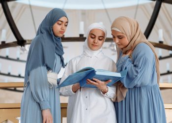 Perempuan Bisa Menembus Langit Karena Ilmu