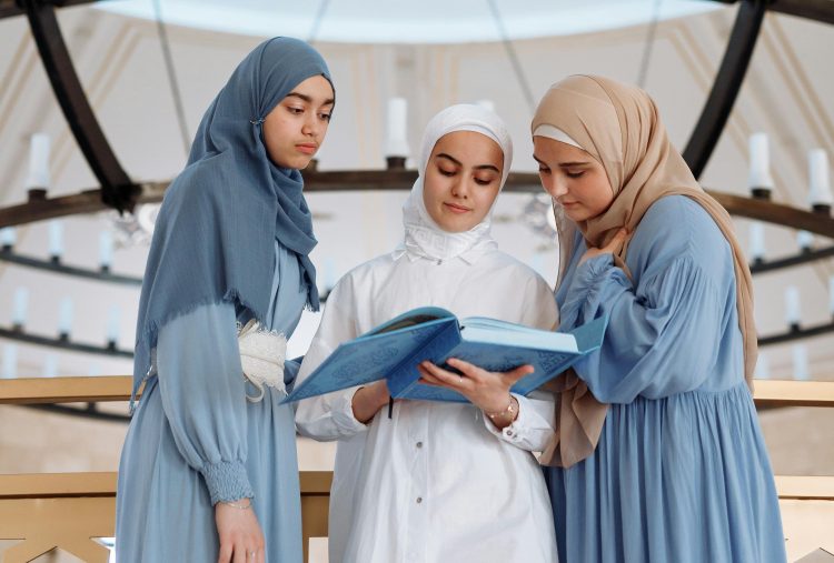 Perempuan Bisa Menembus Langit Karena Ilmu