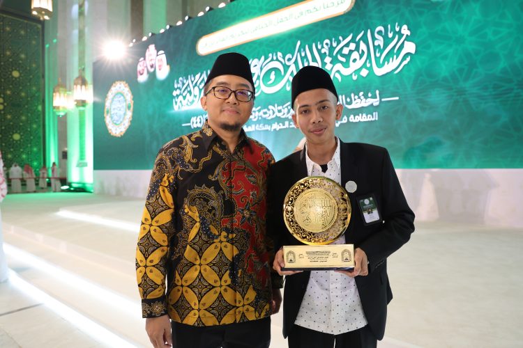 Ach. Farhan dari Pondok Pesantren Darul Ulum Banyuanyar Raih Juara 3 di MHQ King Abdul Aziz Internasional