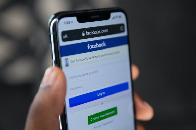 Strategi Digital Meningkatkan Jangkauan Konten Facebook dengan Tagar Profesional